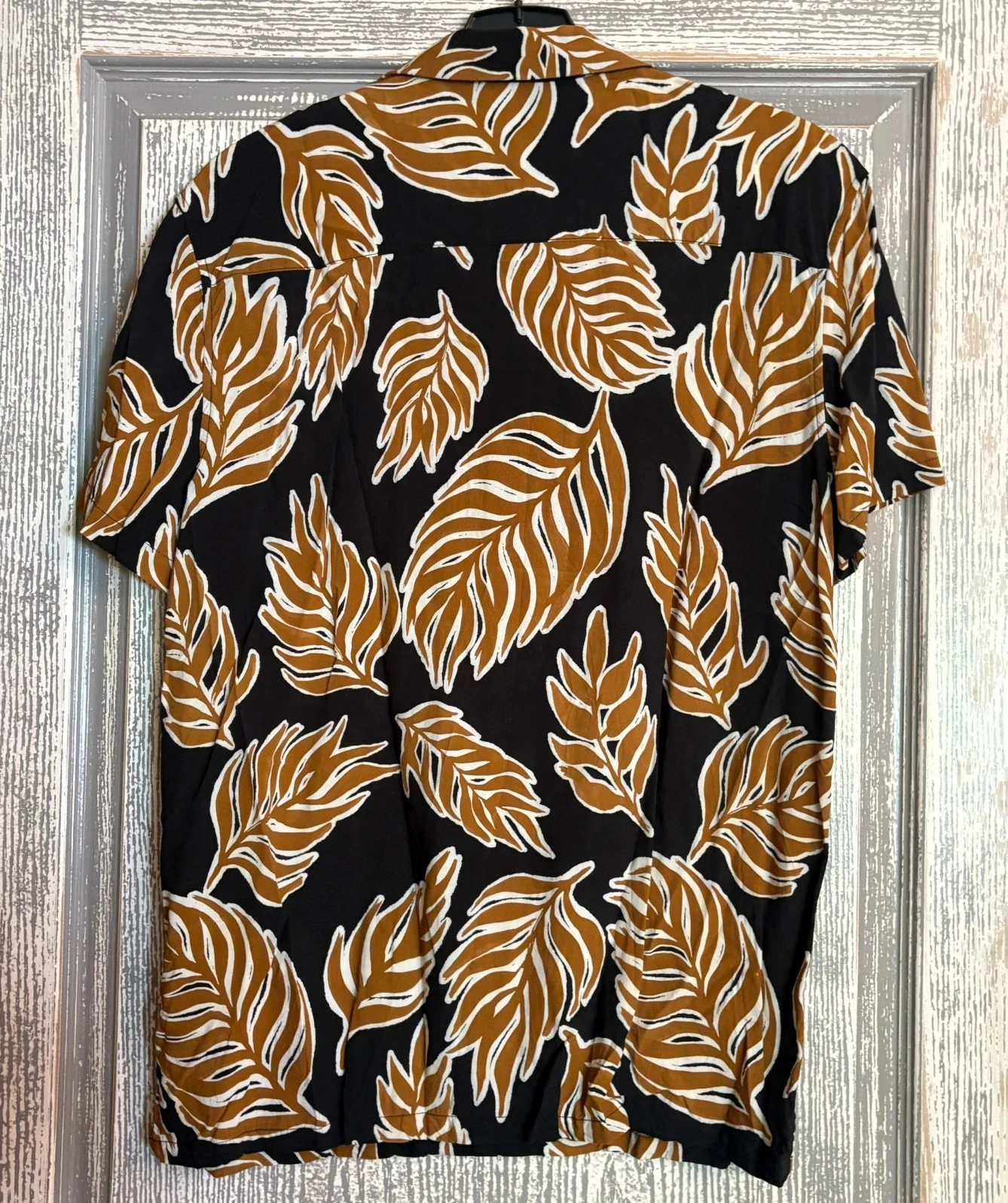 Camisa preta com estampa de folhagens – photo 2